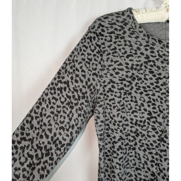 Aerie Top L Women's Gray Leopard Print Snap Button Henley Long Sleeve - Picture 2 of 6